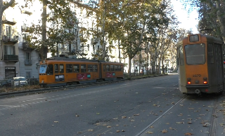 Investito da tram perde mano destra, ora riparte da arto bionico